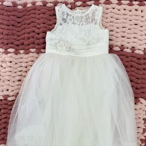 Girls White Wedding Dress With Flower And Zip Back. Size 6-7 Girls